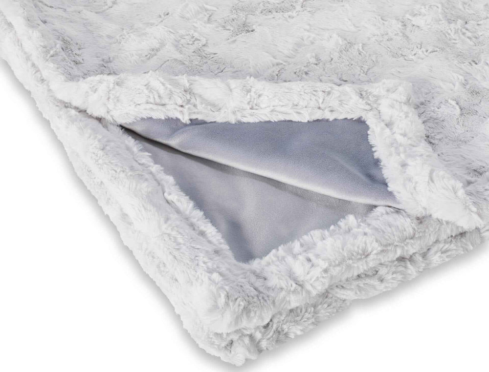 "Edle COZY Webpelz-Decke in Grau, flauschig und weich, perfekt für Gemütlichkeit und Stil im Wohnbereich."