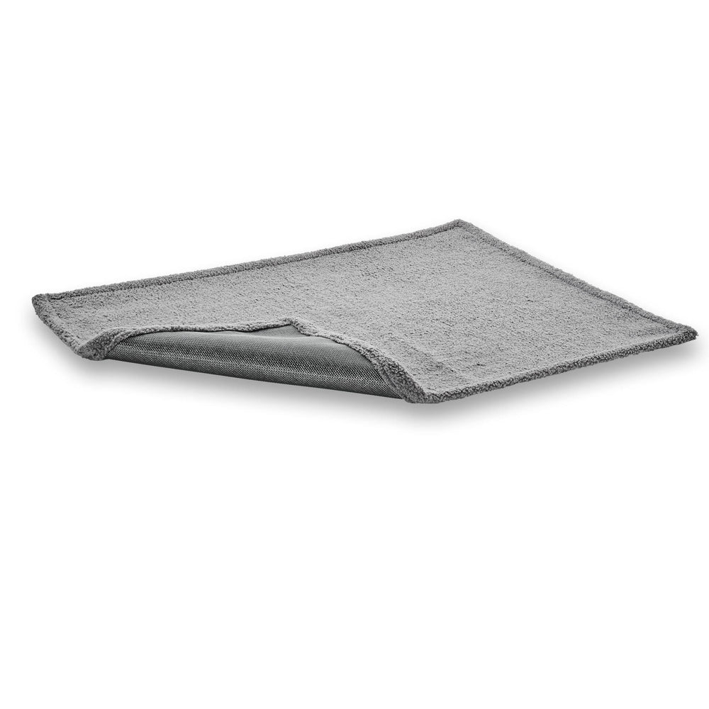 Graues Mikrofaser-Reinigungstuch, rechteckig, Decke TEDDY, flach ausgebreitet mit umgeschlagener Ecke auf weißer Oberfläche.