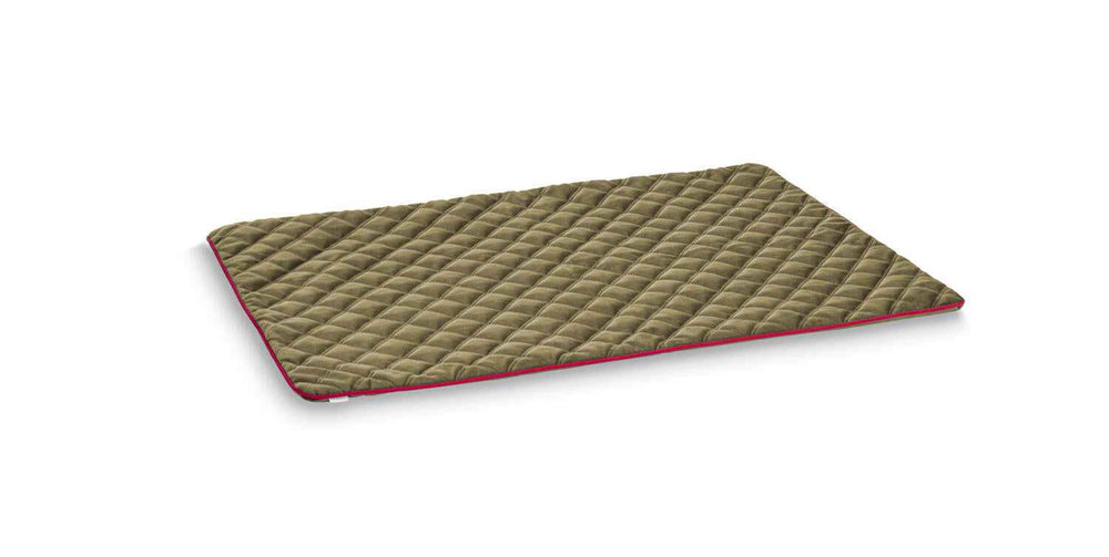 Strapazierfähige Hundedecke OXFORD in Olivegrün mit quiltartigem Muster und rotem Rand auf weißem Hintergrund.