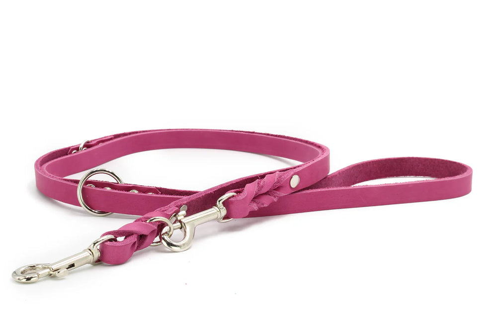 Pinke Lederleine für Hunde mit geflochtener Stelle und metallischem Karabinerhaken, elegant und schlank.