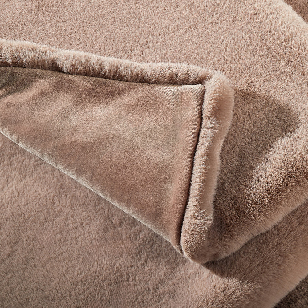 Beige Luxus-Kuscheldecke SOFT AFFAIR aus Kunstfell mit flauschigem Saum für gemütliche Stunden.