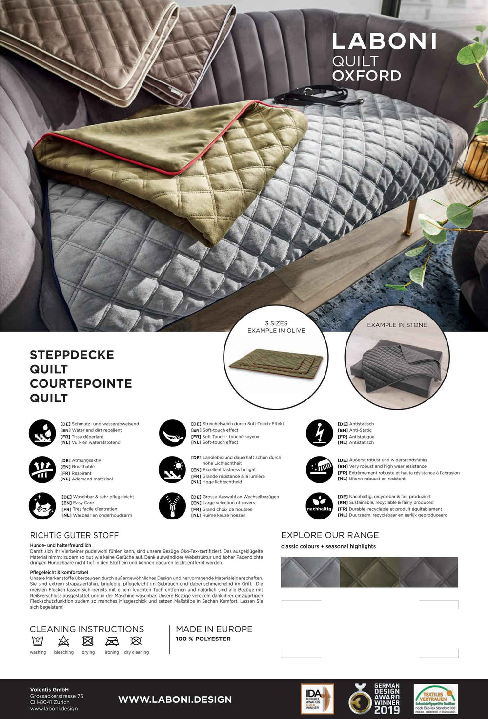 Strapazierfähige Hundedecke OXFORD in Samtoptik, modisch drapiert auf Sofa, erhältlich in Beige, Grün, Grau mit rotem Rand.