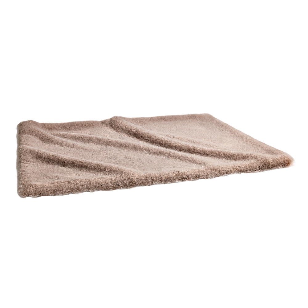 Beigefarbene Luxus-Kuscheldecke SOFT AFFAIR mit flauschiger Textur, ideal für gemütliche Abende.