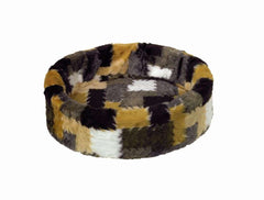 Rundes Hundebett "Patchwork" in sanften Farben mit weichem, plüschigem Bezug für optimalen Komfort.