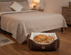 Gemütliches Schlafzimmer mit Komfortbett NEIKU und schlafender orangefarbener Katze im braunen Katzenbett.