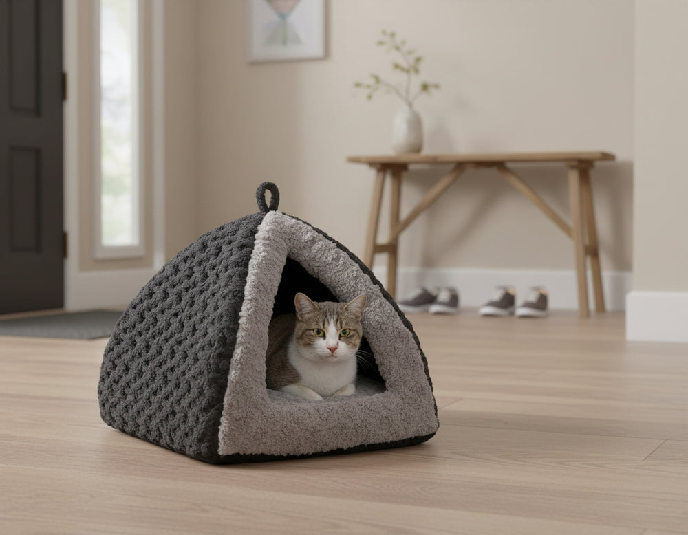 Katzenfreundliche grau Dachhaus-Höhle mit samtiger Oberfläche, ein entspannter Kater sitzt darin.