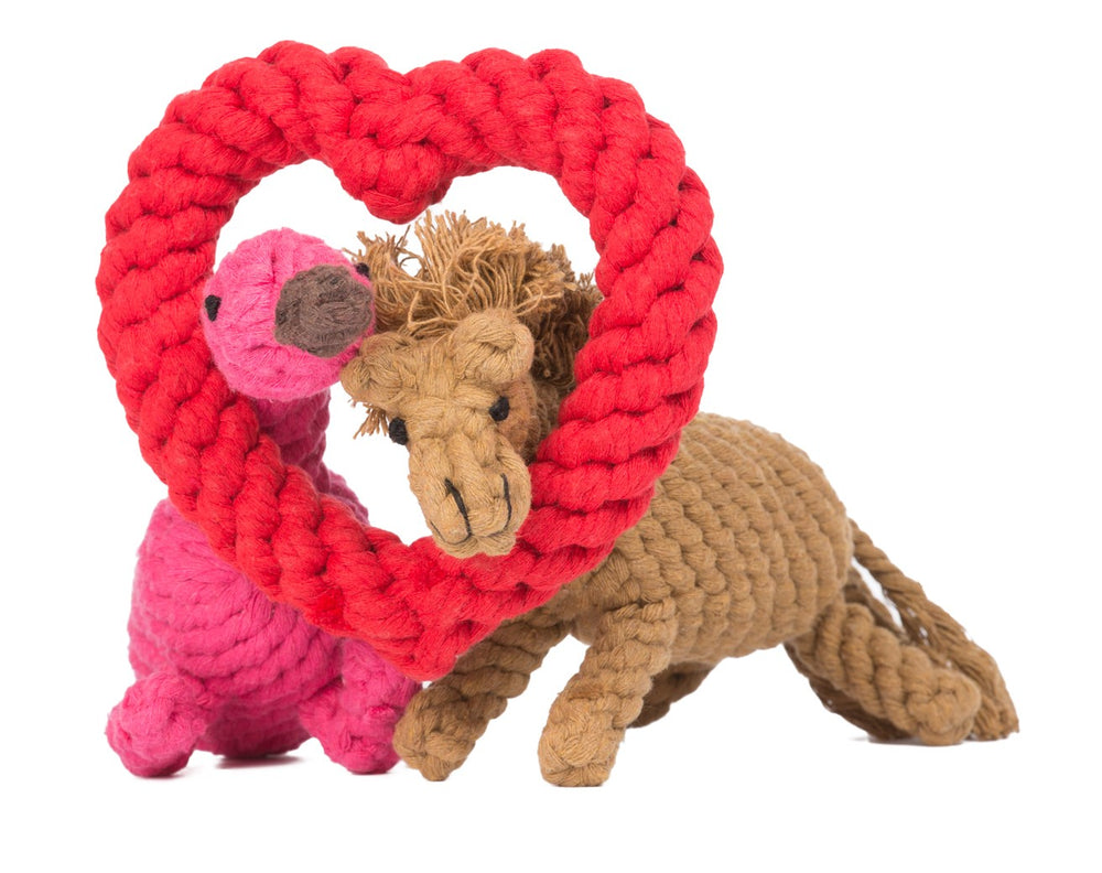 "Franzi Flamingo Plüschtier für Hunde, pinker Flamingo und braunes Pferd in herzförmigem roten Seil, ideal für Haustiere."