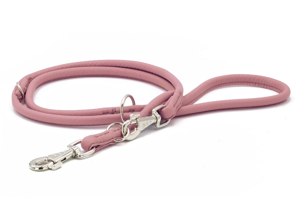 Rosefarbene, geflochtene Hundeleine mit stabilen Karabinerhaken und Schlaufe für optimalen Halt. Elegantes Design.