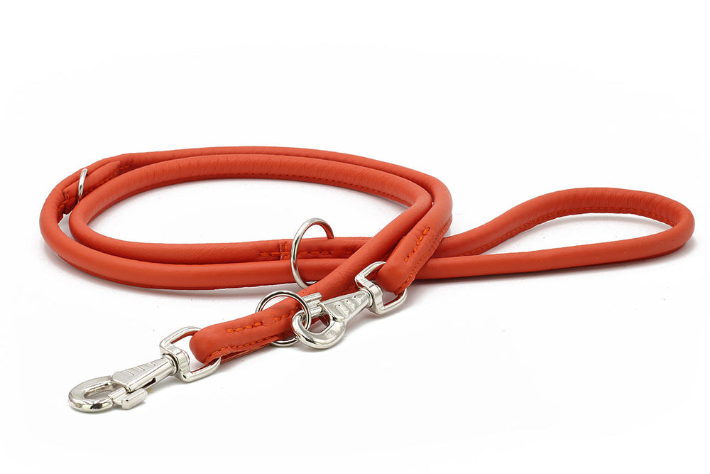 Orangefarbene Lederleine, 2m lang, mit Karabinerhaken und doppeltem Ring, weich gepolstert und elegant im Design.