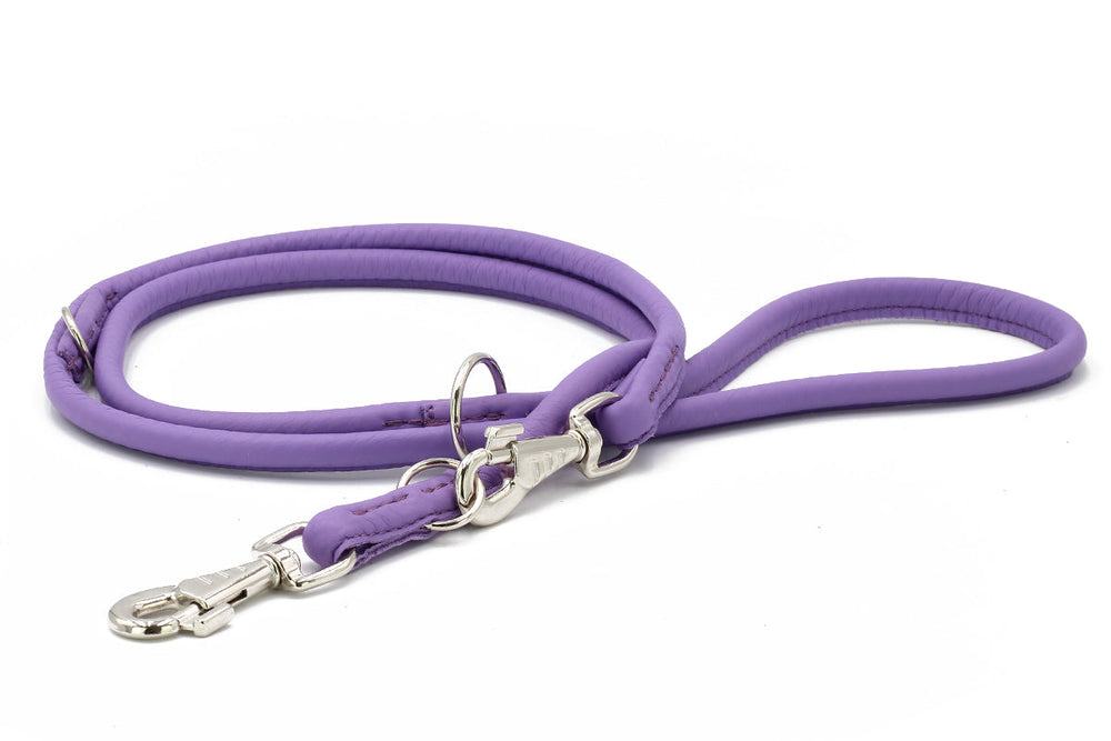 Lila Lederleine, rundgenäht, 2m lang mit robustem Karabiner und Schlaufe für optimalen Halt beim Gassigehen.
