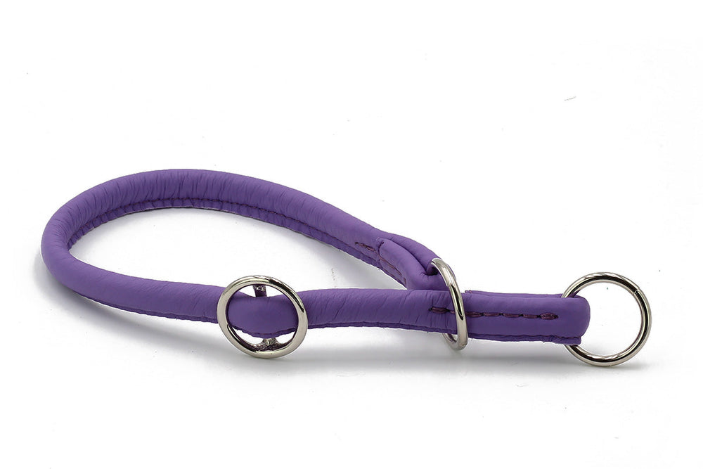 "Lila rundgenähtes Hundehalsband Holi Color aus weichem Material mit zwei Metallringen."