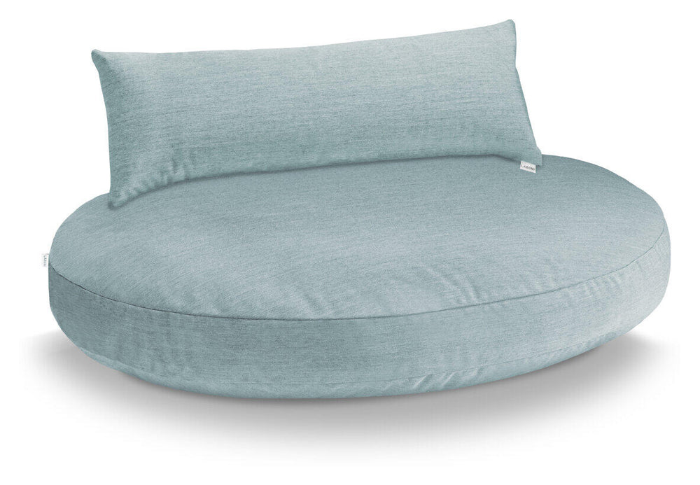 Rundes, graublaues Kissen mit erhöhter Rückenlehne für höheren Komfort und weichen Sitz. Ideal für stilvolle Loungemöbel.
