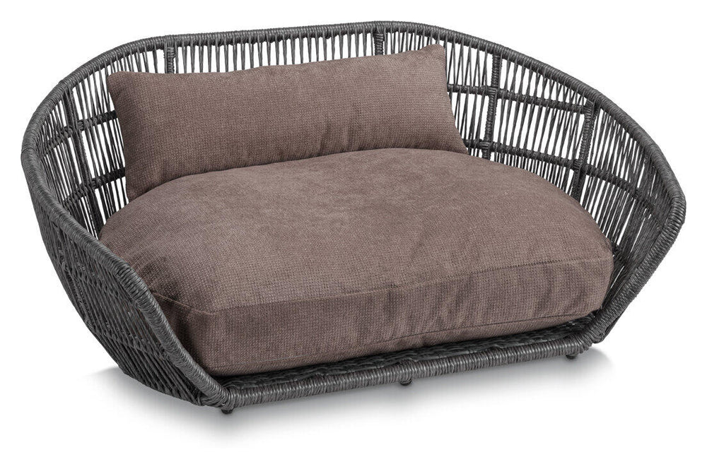 Gemütliches ovales Hundebett TUDOR mit grauem, geflochtenem Rahmen und weichem, braunem Kissen.