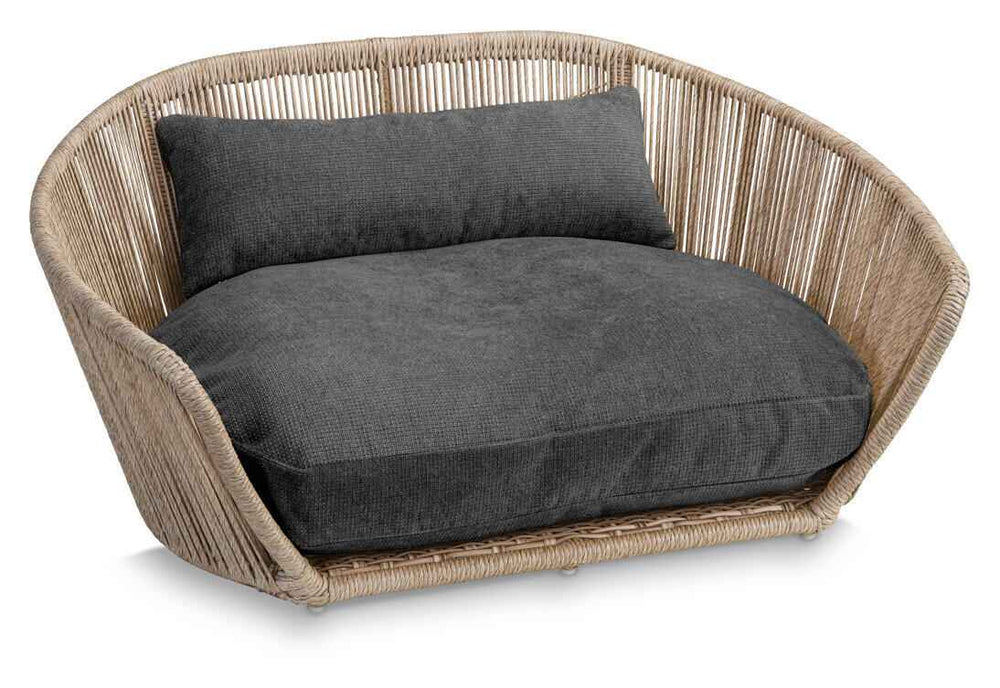 VOGUE Hundebett TUDOR in rundem Design, geflochten in Naturfarbe mit dunklem grauem Kissen für modernen Wohnstil.