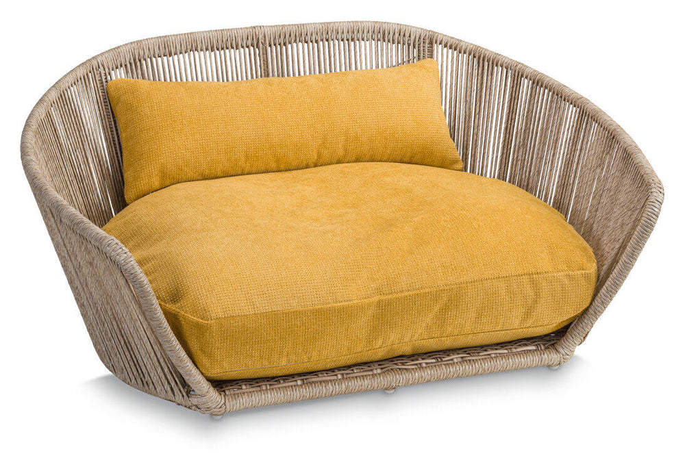 Design-Hundebett TUDOR in leuchtendem Gelb, modernes geflochtenes Rattan mit gemütlicher Polsterung.