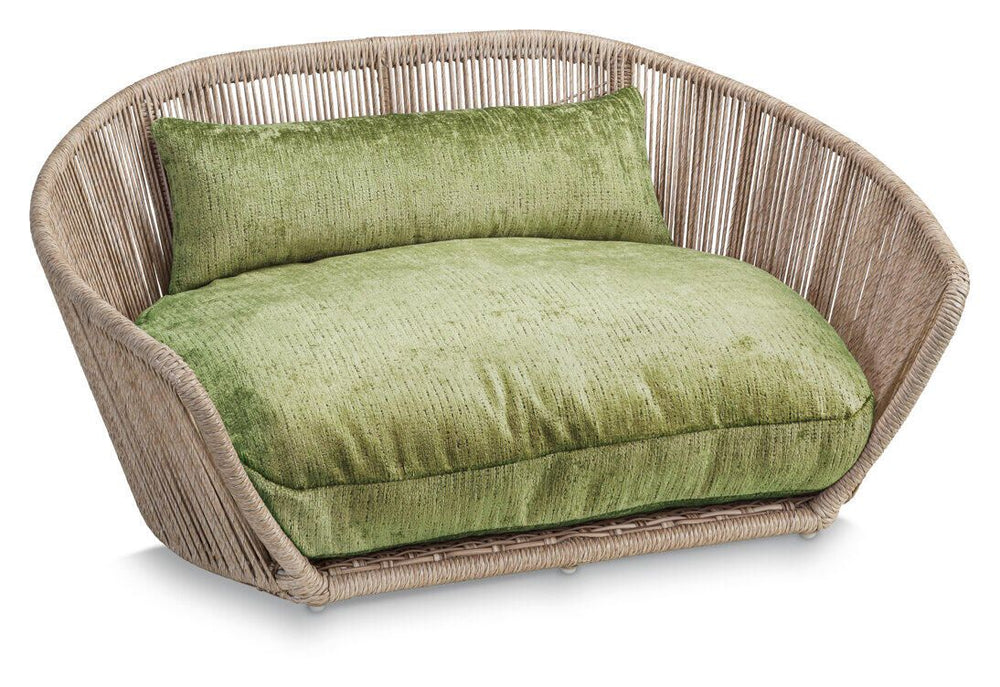 Modernes Hundebett ALLURE von VOGUE mit ovaler Rattanstruktur und grünem, strukturiertem Kissen. Bequem und stilvoll.