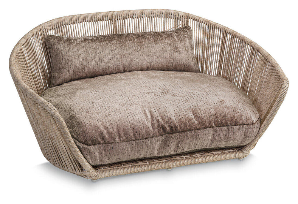 Modernes ovales Hundebett ALLURE von VOGUE mit geflochtenem Gestell und bequemer, brauner Polsterung. Ideal für stilvolle Hunde.