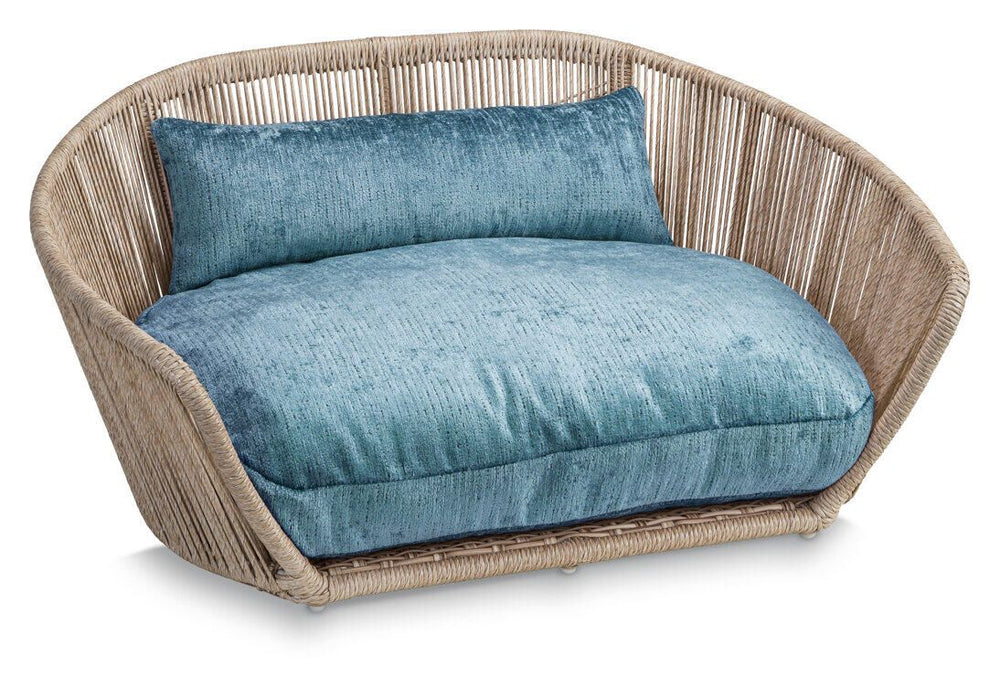Modernes Design-Hundebett ALLURE von VOGUE mit geflochtenem Korbrahmen und gepolstertem Kissen in blau-türkiser Farbgebung.