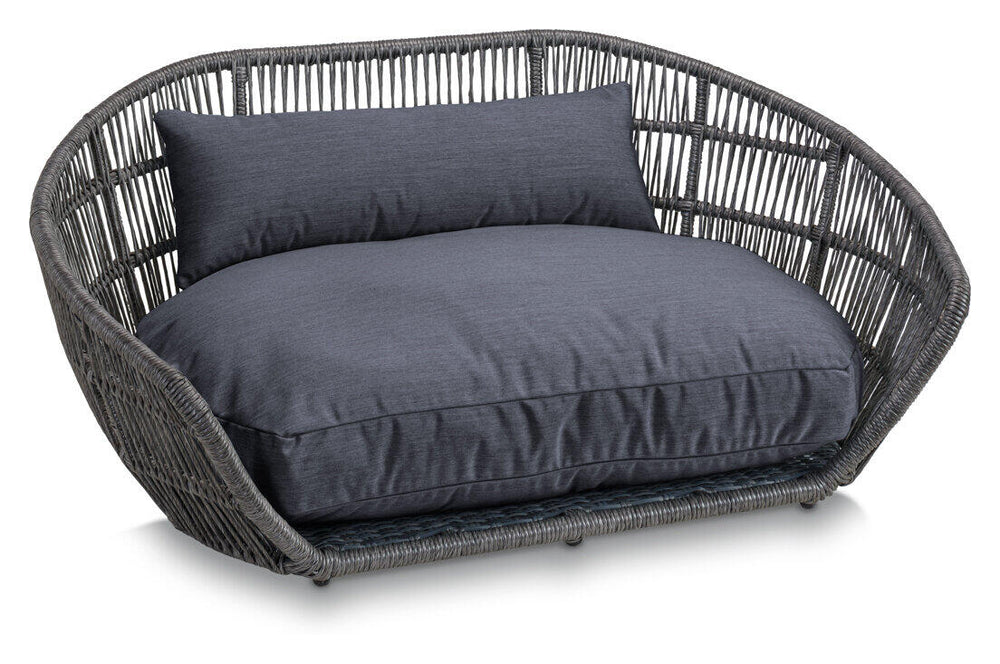 Modernes Hundebett PRADO CHIC in ovaler Rattanoptik mit grauem, dickem Kissen für optimalen Komfort.