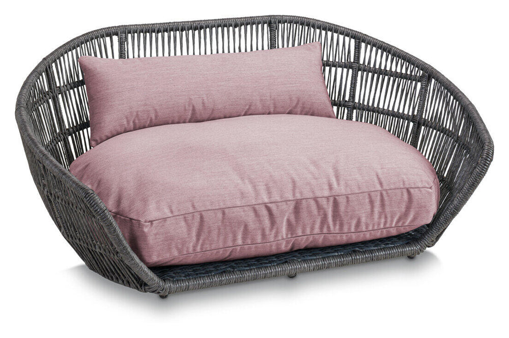 modernes ovale Hundebett PRADO CHIC mit geflochtenem Gestell und weichem rosa Kissen für ultimativen Komfort.