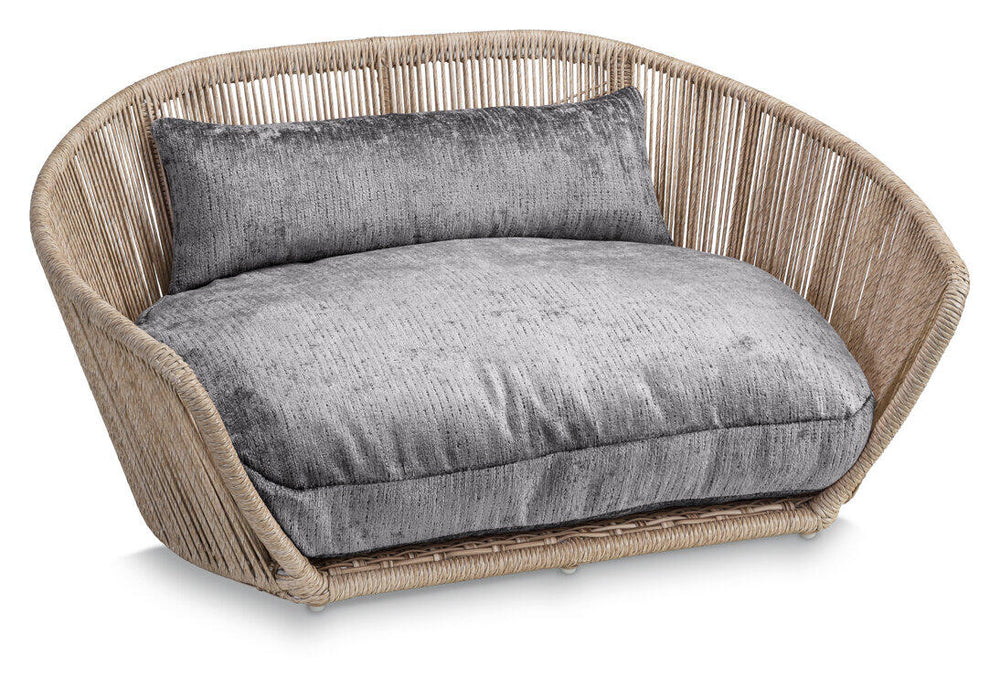 Modernes geflochtenes Hundebett ALLURE in ovaler Form mit grauem Kissen, ideal für stilvolle Haustiermöbel.