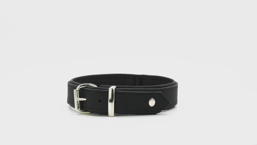 Schwarzes Lederarmband mit eleganter silberner Schnalle für stilvolle Akzente. Premium-Qualität und schlichtes Design.