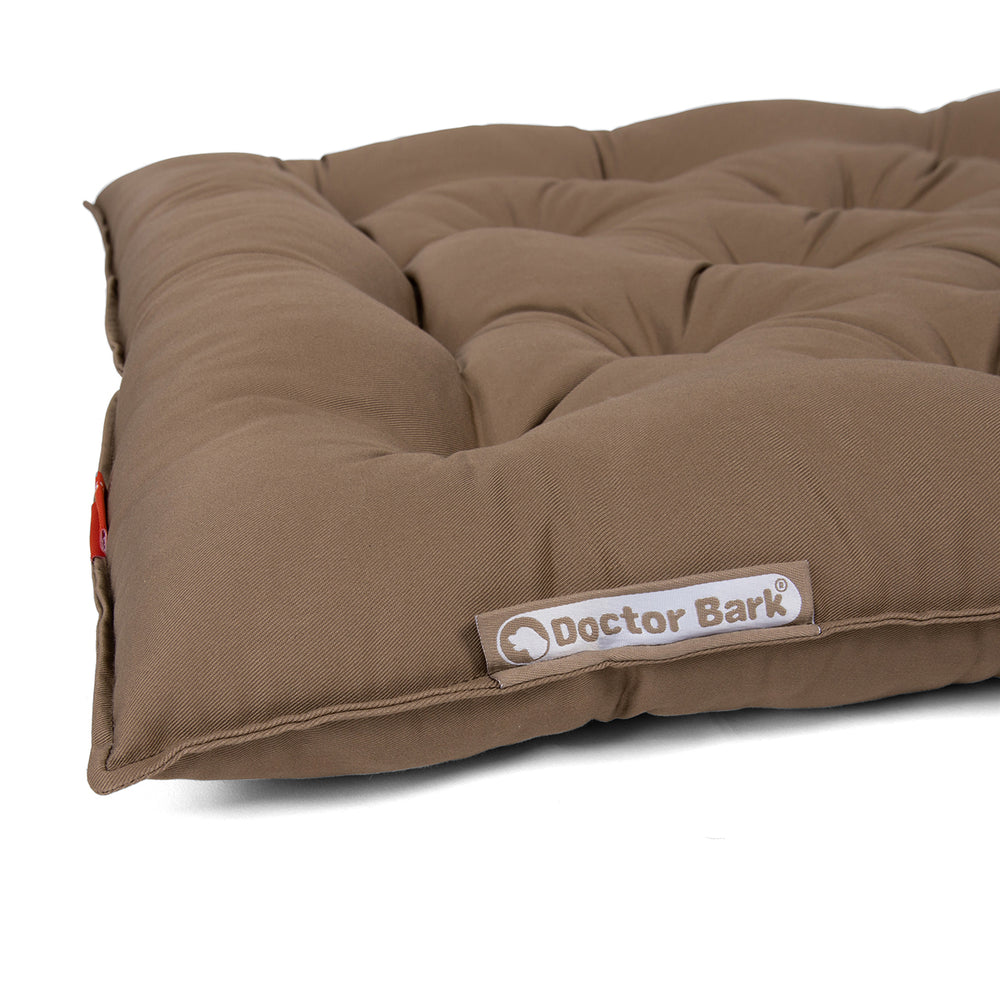 Gemütliches braunes Hundebett mit gestepptem Design und "Doctor Bark"-Label, perfekt für entspannte Hundemomente.