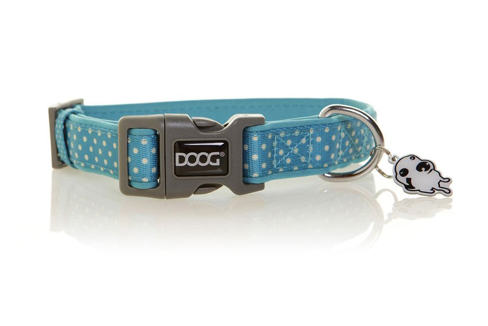 Hellblaues Neopren-Halsband für Hunde mit weißen Punkten, stabiler Verschluss und verstellbarem Riemen, dekoriert mit Hund-Anhänger.