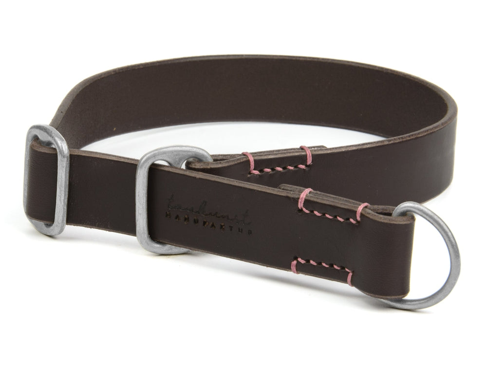 Elegantes braunes Zugstopp Lederhalsband "Waldgeist" mit silbernen D-Ringen und pinken Nähten. Stilvoll und robust.