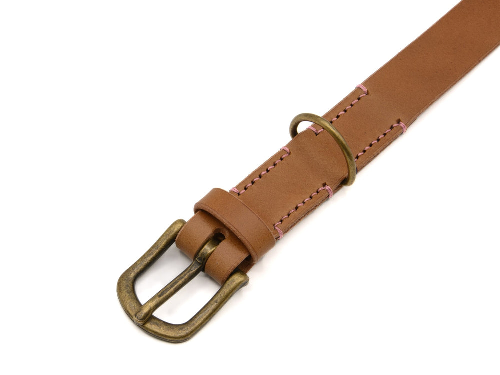 Lederhalsband Waldgeist in hellbraun mit bronzefarbener Schnalle und rosa Nähten, ideal für stilvolle Tieraccessoires.