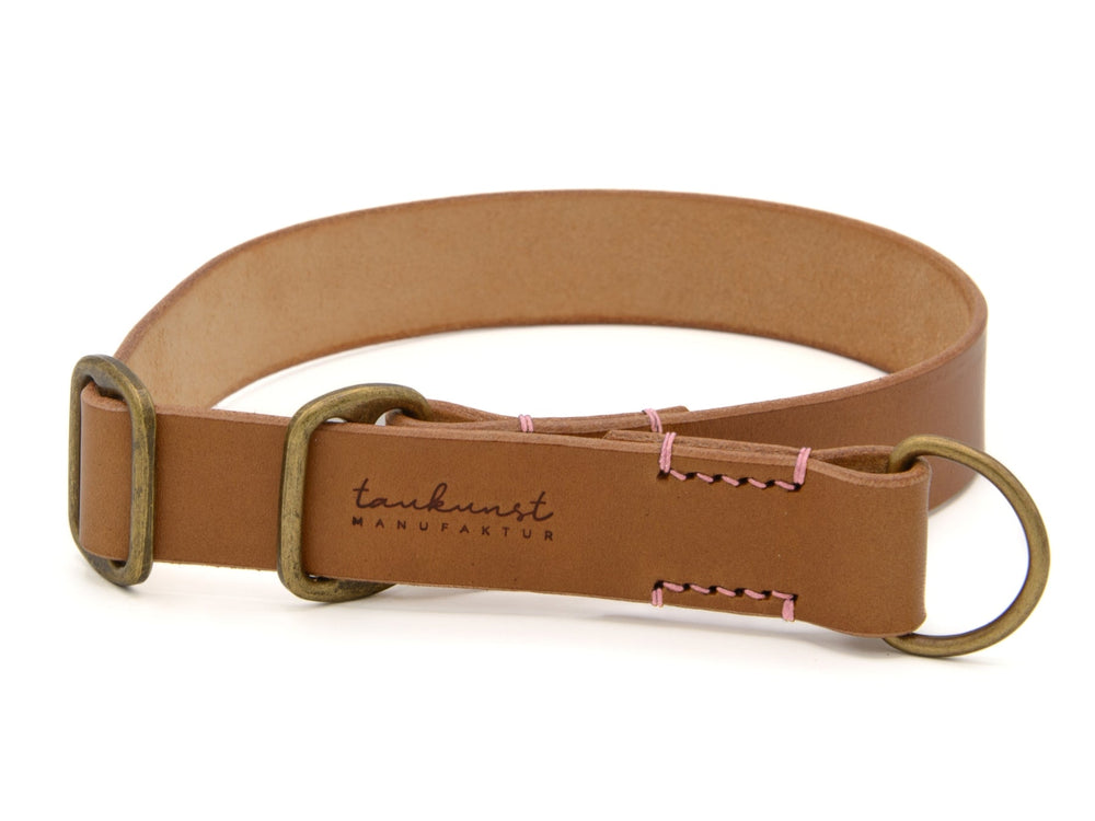 "Brauner Ledergürtel mit antikem Schnallenverschluss und 'tankunst MANUFAKTUR'-Aufschrift für stilvolle Looks."