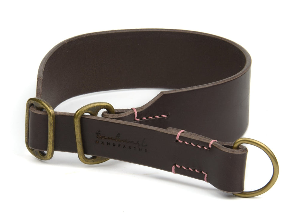 Elegantes braunes Lederhalsband mit ovalen Metallringen und rosa Nähdetail, minimalistisches Design.