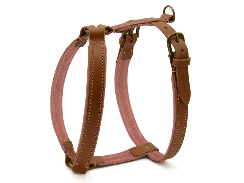 Braunes Hundegeschirr WILDFANG mit pinken Polstern und verstellbaren Gurten für optimale Anpassung und Komfort.