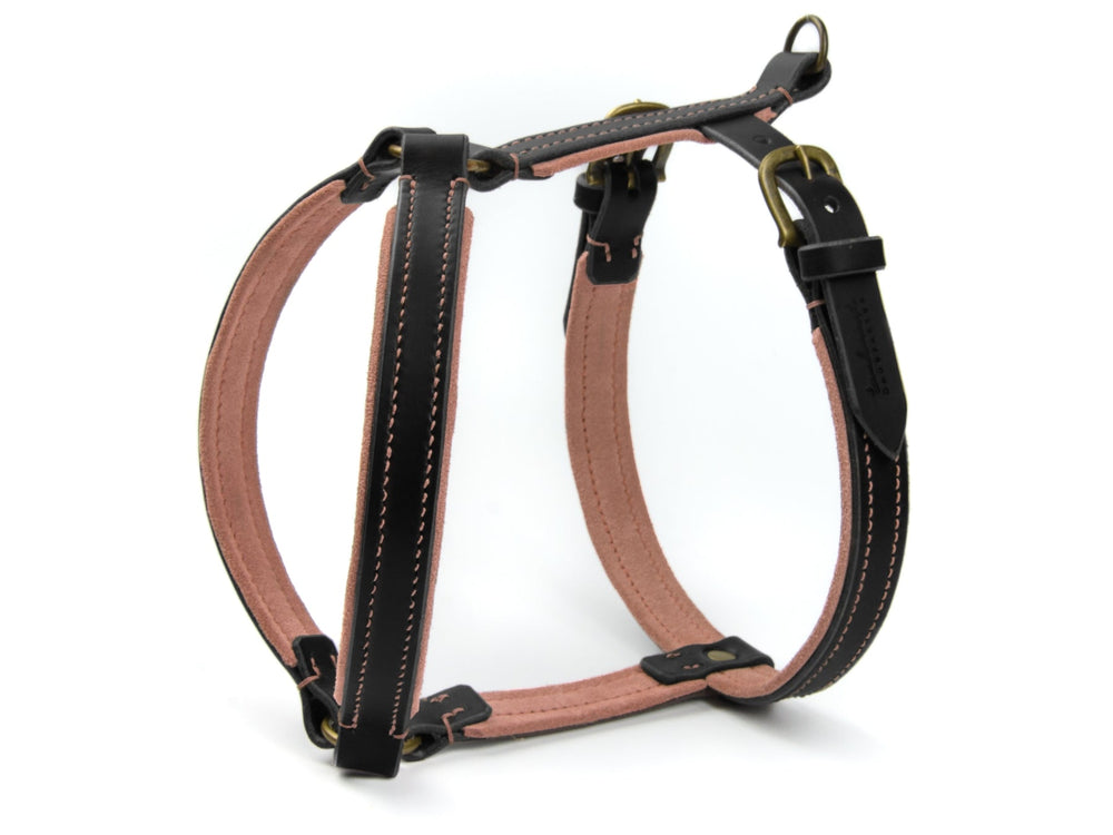 Hundegeschirr aus Leder in Schwarz-Rosa mit stabilen Metallteilen und kräftigen Nähten, ideal für aktive Hunde.