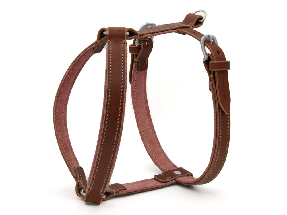 Hundegeschirr WILDFANG aus braunem Leder mit hellerer Innenseite und verstellbaren Riemen, ideal für starke Hunde.