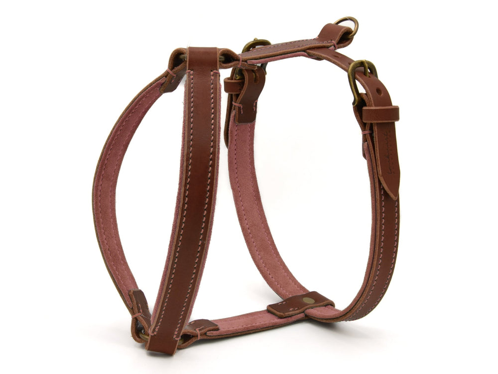 Braunes und pinkes Ledergeschirr WILDFANG für Hunde mit robusten Schnallen und verstellbaren Elementen.