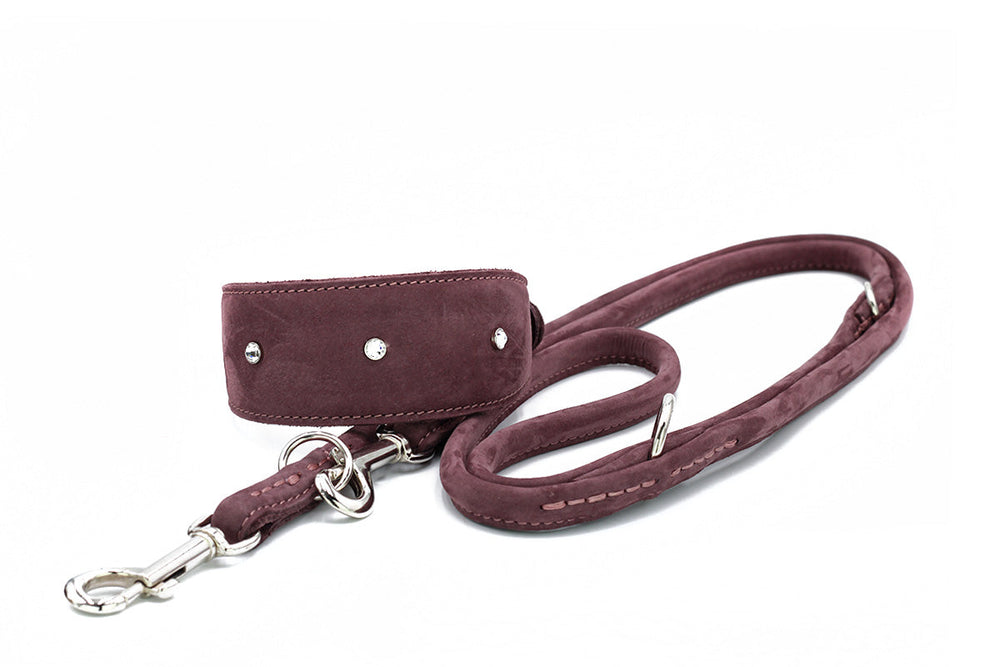 Dunkelburgunderfarbene Windhundhalsband aus Samt mit silbernen Nieten und gepolstertem Griff. Ideal für stilvolle Hundeaccessoires.