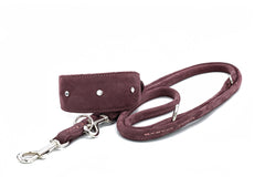 Dunkelburgunderfarbene Windhundhalsband aus Samt mit silbernen Nieten und gepolstertem Griff. Ideal für stilvolle Hundeaccessoires.
