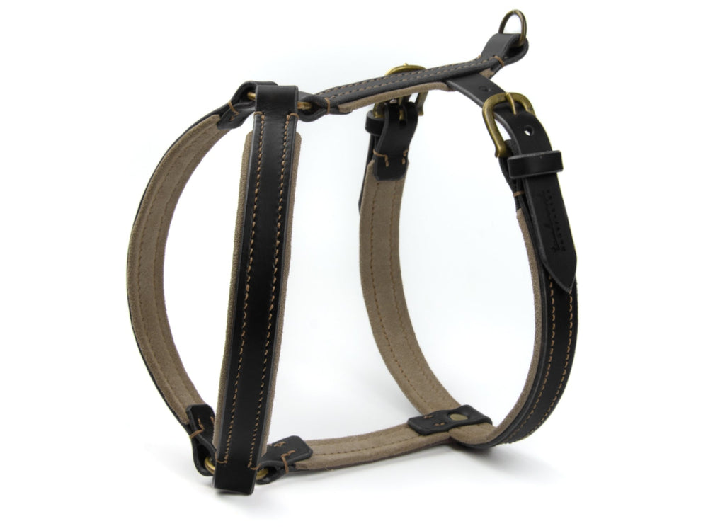 Hundegeschirr WILDFANG aus strapazierfähigem Material in Braun-Beige mit robusten Metallbeschlägen und komfortabler Polsterung.