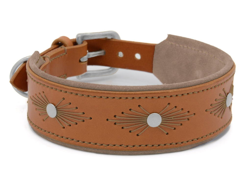 Braunes Lederhalsband WOODSTOCK mit breiter Struktur und silbernen Applikationen für Hunde. Weiches Innenfutter.