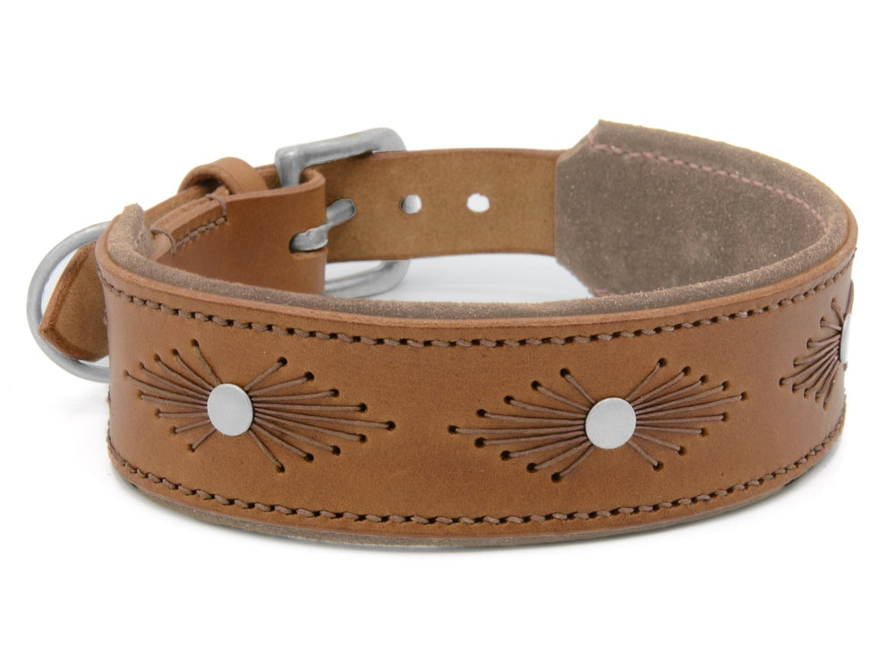 Braunes Lederhalsband WOODSTOCK mit dekorativen Stickmustern und silbernen Nieten, verstellbar mit Metall-Schnalle.