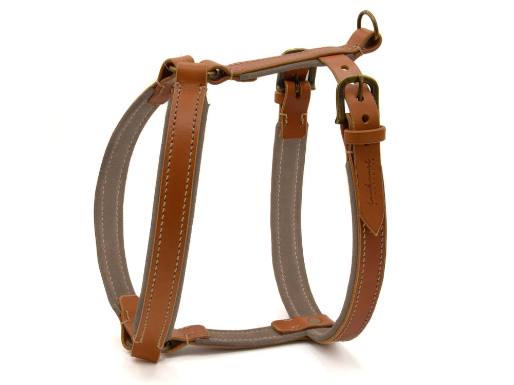 "Elegantes Hundegeschirr WILDFANG aus grauem Stoff und braunem Leder mit anpassbaren Schnallen und Ringen."