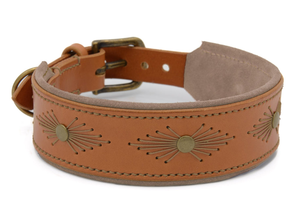 Hellbraunes Lederhalsband WOODSTOCK mit eingeprägten Sonnenstrahlen und goldfarbener Schnalle für optimale Anpassung.