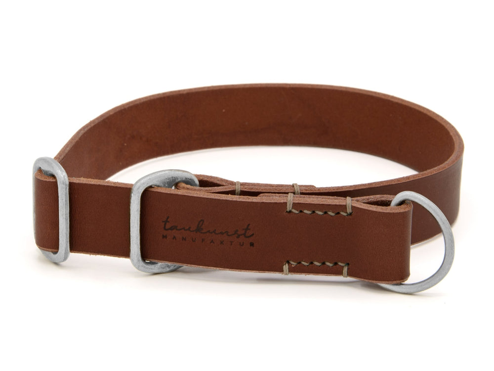 Brauner Ledergürtel mit D-Ring und silberner Schnalle, elegant und schlicht verarbeitet, ideal für jeden Anlass.