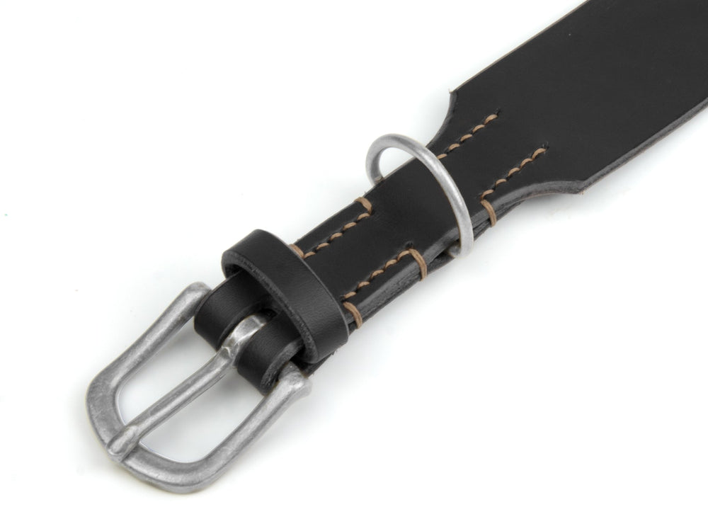 Schwarzes Lederhalsband mit silberner Schnalle und hellem Garn, spitz zulaufend, stilvoll und robust.