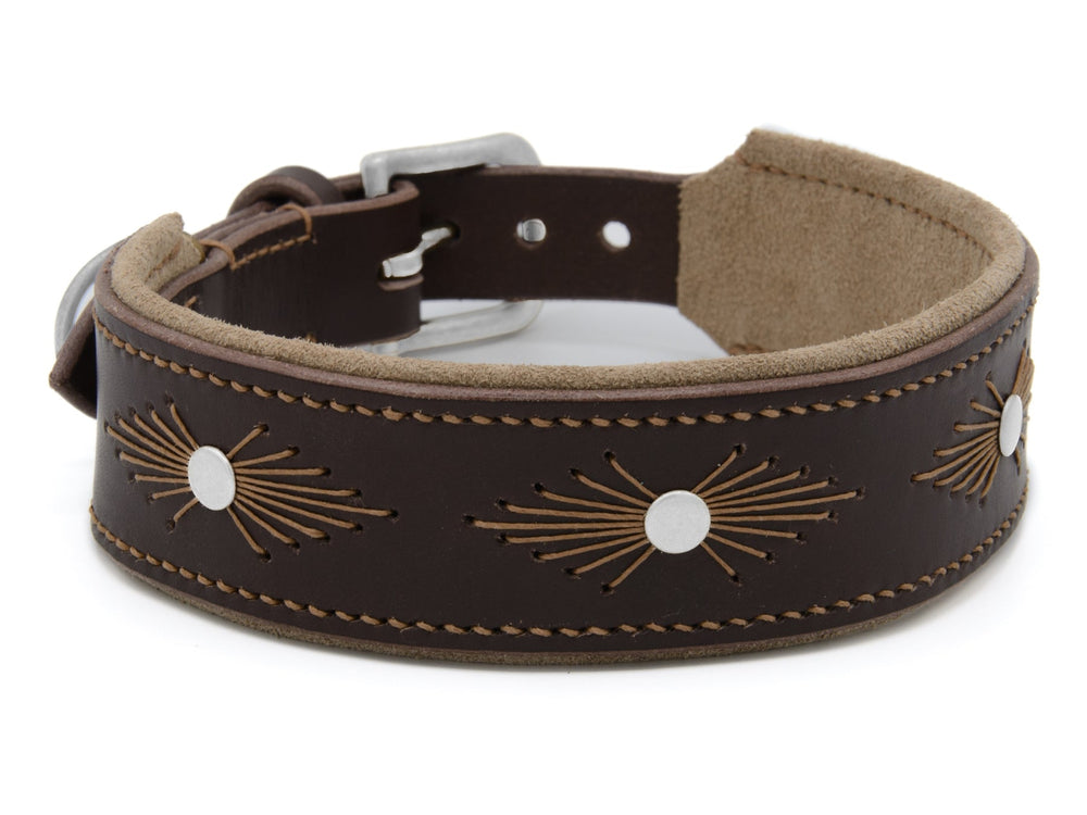 Braunes Lederhalsband mit weißen Sonnenstrahl-Einsätzen und weichem Innenfutter, verstellbare Metallschnalle.
