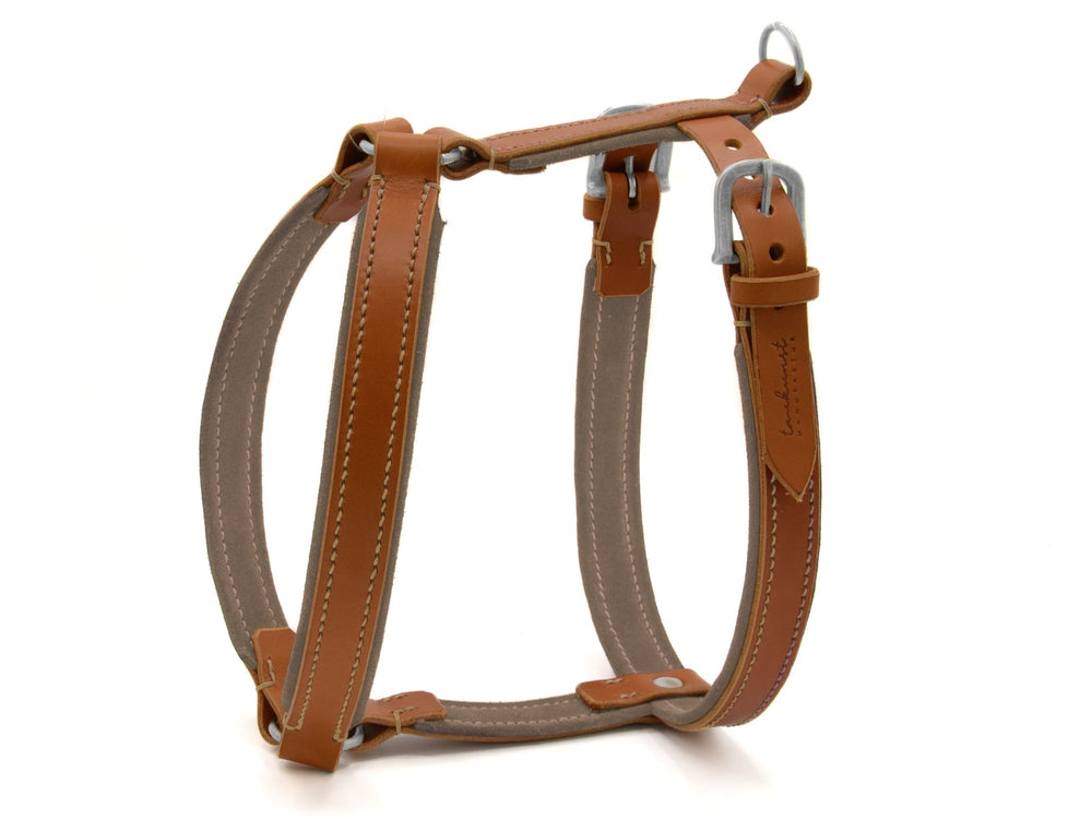 Hochwertiges Hundegeschirr aus braunem Leder mit grauen Stoffelementen und robusten Schnallen. Ideal für aktive Hunde.