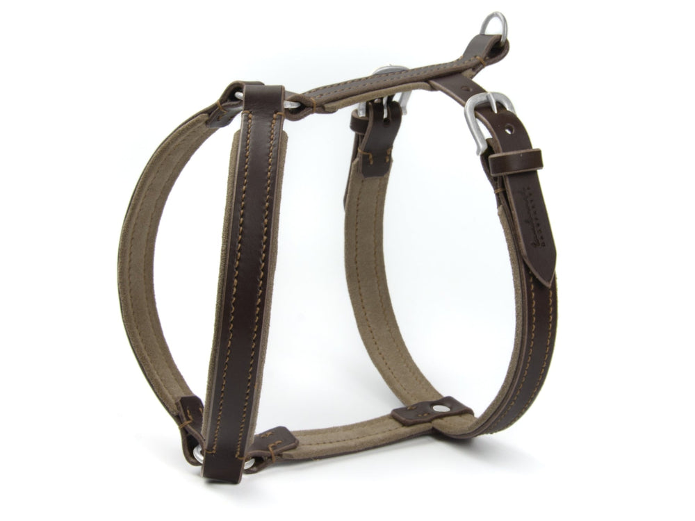 Braunes Ledergeschirr WILDFANG für Hunde mit beigem Textil, ergonomischem Design und verstellbaren Riemen.