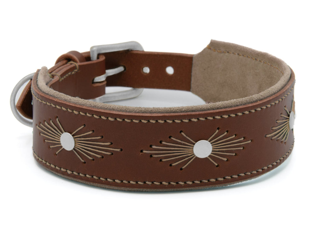 Braunes Lederhalsband WOODSTOCK mit silbernen Elementen, weichem Innenfutter und praktischer Schnalle für Hunde.