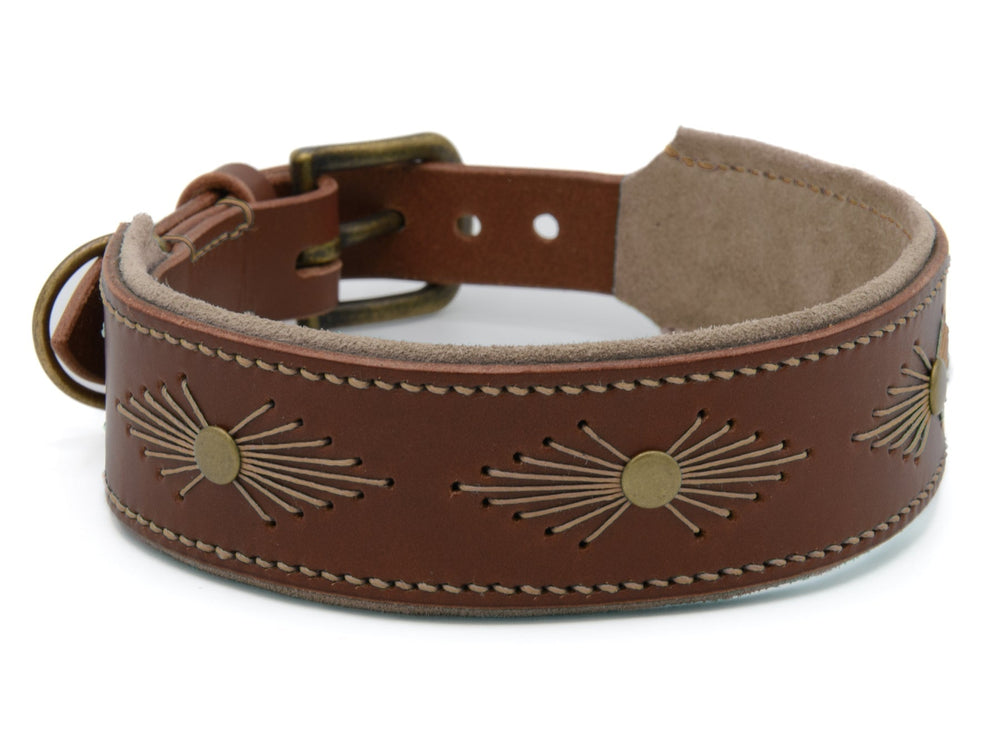 Braunes Lederhalsband WOODSTOCK mit goldfarbenen Zierteilen und gesticktem Muster, weich gefüttert für hohen Tragekomfort.